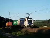 ES 64 U2-064 ist am Abend des 30.Septembers 2011 mit einem Containerzug bei Pressig unterwegs.