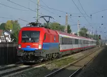 Die RCH 1116 020 verirrte sich in Vorarlberg mit dem �IC 760 von Innsbruck nach Bregenz. Da mir das Foto in Bregenz nicht gelungen ist, versuchte ich es in Lauterach mit ein wenig Sonnenschein und es klappte auch. Hier bei der Durchfahrt in Lauterach mit �IC 867 von Bregenz nach Wien Westbahnhof am 1.9.11.

Lg 