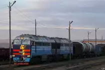 2TE116CHM013 wartet mit einem G�terzug auf einem kleinen Bahnhof auf der Transmongolischen Eisenbahn. (13.9.2011)