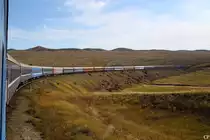 Kurz vor Ulaanbaatar durchf�hrt der Zarengold, der mittlerweile von einer 2M62-Doppellok gezogen wird, eine langgezogene Kurve. (13.9.2011)