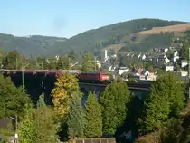 Eine BR 152 mit einem gemischten G�terzug �berf�hrt am 01.10.2011 die Trogenbachbr�cke in Ludwigsstadt auf der Frankenwaldbahn. 