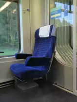 1. Klasse Sitz im RE L�tschberger Bern - Thun - Spiez - Kandersteg - Goppenstein - Brig zwischen Frutigen und Kandersteg auf der Bergstrecke (L�tschberg Nordrampe). Der RE war von (Bern-) Thun bis Spiez in der 1. Klasse total ausgelastet. Ab M�lenen nahm die Auslastung jedoch ab. Ab Goppenstein war dann fast kein Mensch mehr im Zug :) Aufgenommen am 01.10.2011