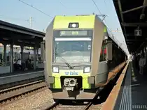 RE Bern - Thun - Spiez - Kandersteg - Brig bei der Einfahrt in Thun auf Gleis 1 am 01.10.2011. Der Zug war extrem hoch ausgelastet - ich stand bis Spiez in der 1. Klasse herum, da wirklich kein Platz mehr zur Verf�gung stand. Die Reisezugbegleiterin meinte, sie k�nne mir das erstatten lassen. Ich lehnte aber dankend ab (Wegen 2 Fr�nkchen mache ich nicht gleich ein Theater).