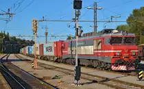 SZ 363-027 mit Containerzug wartet in Pragersko f�r Weiterfahrt Richtung Hafen Koper / 29.09.2011  