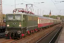 Die E42 151 zieht einen Sonderzug durch M�lheim Styrum am 25.09.2011