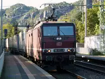 DB 180 011 zieht einen Containerzug durch den Bahnhof Rathen in Richtung Bad Schandau.
1.10.11