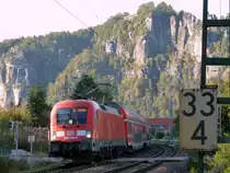 182 018 zeiht die S1 nach Bad Schandau vorbei an den Malerrischen Sandsteinen der S�chsischen Schweiz.
1.10.11
