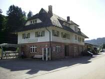 Das h�bsche und gut erhaltene Empfangsgeb�ude des schw�bischen Bahnhofs Sch�nm�nzach, am 01.09.2010, an der Murgtalbahn. Er ist der erste Bahnhof auf w�rttembergischem Gebiet von Karlsruhe kommend.