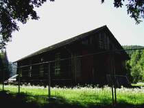 Der alte Holzlokschuppen des Bahnhofs Sch�nm�nzach am 01.09.2010. Er steht zum Verkauf durch die AVG und ist wie zu erkennen durch einen Bauzaun umgeben, ebenso ist er gleislos. Leider war ein Foto ohne Bauzaun nicht m�glich. Trotzdem ein sehr sch�ner Schuppen.