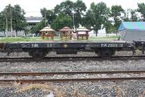ท.ต. 20019 (ท.ต. =C.F./Container Flat Wagon) am 15.Juni 2011 im Bf. Thanon Chira Junction. Der Wagen wurde 1986 in der SRT-Werkst�tte Bang Sue aus dem ต.ญ.151255 (ต.ญ. =C.G./Covered Goods Wagon, Fuji Car Mfg.Co.Ltd. - Japan, Bauj. 1967) umgebaut.