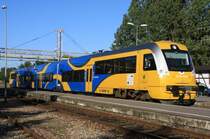 1.10.2011 Hel. SA 138 - 003B der (Halb-) Insselbahn Hel am Endpunkt Hel. Da hier viel Milit�r ans�ssig war gibt es auch etliche Anschl�sse. Auf einigen stehen alte Wagen, die als Ferienh�user genutzt werden. Die vorhandenen Fliegerabwehrkanonen bzw Bunker sind teilweise vorhanden und waren mit einer Feldbahn verbunden. Der wei�e, menschenleere Strand (zumindest im Oktober) ist eine echte Alternative zu den �berlaufenden Kaiserb�dern.