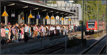 Volksfest auf dem Cannstatter Wasen - 

Der Bahnhof Stuttgart-Bad Cannstatt kommt dabei an seine Belastungsgrenze, was die Menge der hier ein- und aussteigenden Fahrgäste betrifft. 

02.10.2011 (M)