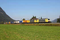 189 202 + 189 xxx mit einem KLV Zug am 02.10.2011 im Inntal bei Niederaudorf.