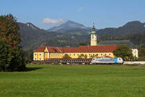 186 102 mit einem Stahlzug am 02.10.2011 am Kloster Reisach in Niederaudorf.