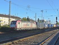 185 591-5 von Crossrail zieht einen Containerzug am 30.09.3011 durch Schwetzingen 

