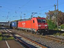 185 256-5 zieht einen Containerzug am 30.09.2011 durch Schwetzingen 

