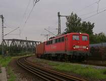 140 327-8 f�hrt mit einem Containerzug in den Hamburger Hafen...Veddel (Ballinstadt) am 18.08.2011