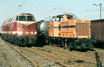 WTAG Lok 2 bringt leere Waggons in den �bergabebahnhof B-Haselhorst, Nonnendammallee im M�rz 1981. Die wartende DR 118 359-9 wird �bernehmen.