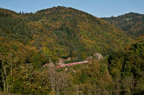 RB 26957 (Freiburg(Breisgau) Hbf - Neustadt(Schwarzw)) mit zwei unbekannten 143ern am 25. September 2011 bei Falkensteig. Die Doppelstockgarnitur wurde mit 2 n-Wagen verst�rkt.