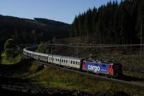 Am 1.10.2011 fuhren 3 Eishockey Sonderz�ge nach Berlin.
Hier ist einer der 3 Sonderz�ge mit einer RE 4/4 von SBB Cargo vor Steibach am Wald.