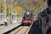 Nach Plaue ging die Reise weiter �ber die Steigung nach Oberhof und Meinigen!
Von Meinigen aus wieder zur�ck bis Gr�fenroda! Hier hat uns dann 03 1010 wieder verlassen und 042 096 �bernahm den Zug, und brachte uns �ber die Ohrtalbahn nach Gotha! 042 096 wartete schon in Gr�fenroda auf uns! Im Hintergrund setzt sich  211 019 an den Zug!
Aufgenommen am 02.10.2011 im Rahmen der Sonderfahrt der Dampfmacher Bebra.
