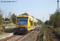 ODEG-VT 650.86 kommt am 26.9.11 aus Neutrelitz in Mirow an. Beeindruckend, wie lang dort fr�her das Ausweichgleis war. Seltsamerweise steht die Kante von Bahnsteig 2 noch, obwohl der eigentliche Bahnsteig und das Gleis abgebaut wurden.

