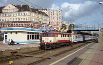 Wolkenverhangener Himmel und Sonnenschein sorgten am 23.9.11 in Stettin (Szczecin) f�r herrliche Farbkombinationen. Auf  Peron 3  h�lt EP07-1031 mit einem PKP-Intercity.