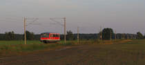 Noch ein paar Nachreichungen zur Er�ffnung der Strecke K�nigs Wusterhausen - L�bbenau. Am Abend des 02.09.2011 verschwand die Sonne fast, aber auch der letzte Pendler musste noch festgehalten werden. Es war der TeichlandExpress, der f�r DB Regio Nordost zu Streckenkenntnisfahrten zw. L�bbenau und K�nigs Wusterhausen im hin und her pendelte. Hier knattert er gerade frisch getankt und pfeifend (Gr��e!) durch L�pten als Lr 28854 um 19:20.