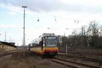 Wagen 908 der AVG wird f�r Reparaturen am Wagenkasten zur Fahrzeugtechnik Dessau �berf�hrt. Hier im Dessauer Hauptbahnhof.
01.04.06