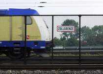 Hamburger Impressionen: noch trennt ein Zaun das Hafengebiet von der Bahnstrecke Richtung S�den. 2013 wird der Freihafen aufgehoben - dann f�llt auch diese Grenze. 3.10.2011