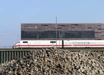 Hamburger Impressionen: ICE bei der Einfahrt zum Hauptbahnhof vor dem neuen Geb�ude von Vattenfall am �stlichen Rand der Hafencity. 3.10.2011