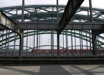 Hamburger Impressionen: S-Bahn nach Harburg auf den Elbbr�cken. 3.10.2011