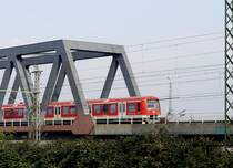 Hamburger Impressionen: ein S-Bahn-Zug auf der Br�cke �ber den Billhafen. 3.10.2011