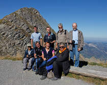 Bahnbildertreffen Brienz 01. Okt. 2011. Gruppenbild oberhalb BRB-Station Rothorn Kulm. Sitzend von links nach rechts: Andreas, Stefan, Christine, Margaretha. Stehend: Heinz, Armin, Herbert und Olli. Links dahinter der Gipfel des Schong�tsch, 2320 m �. M. Danke an Daniel f�rs Foto, 01. Okt. 2011, 12:25 