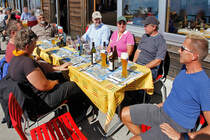 Mittagessen im Berghotel Rothorn Kulm: es gibt schon mal was gegen den Durst und f�rs Prosten... Links Margaretha, Armin, Herbert, Olli, Christine, Stefan und Daniel (im Uhrzeigersinn). 01. Okt. 2011, 13:11