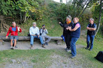 Es werden schon wieder Spr�che geklopft: Daniel, Olli, Andreas, Margaretha, Christine und Stefan warten auf das letzte B�hnli in der Mittelstation Planalp. 01. Okt. 2011, 17:52