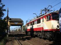 30.9.2011 Gdansk Wrzeszcz, EP 07-1015 unterwegs mit einem IC Richtung Gdynia. Interessanter: Das  Reiterstellwerk (ausser Betrieb), das wohl im Zuge der gerade stattfindenden Oberbauerneuerung demn�chst  r�ckgebaut  wird.