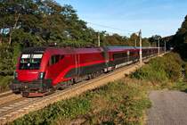railjet 67 ist von M�nchen nach Budapest unterwegs. Die Aufnahme enstand im sch�nen herbstlichen Sonnenlicht, am 29.09.2011 kurz vor Unter Oberndorf.