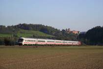 Eine IC Garnitur ist am 2. Oktober 2011 mit 120 103 am Zugschluss als Ersatzzug f�r ICE 914 bei Kronach unterwegs.
