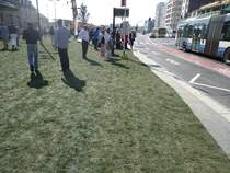 Heute staunten die Bahnhofbenutzer Luxemburgs nicht schlecht. �ber Nacht wat eine gr�ne Wiese entstanden. In Wirklichkeit handelte es sich um eien Werbegag.