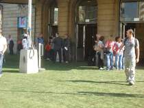 Heute staunten die Bahnhofbenutzer Luxemburgs nicht schlecht. �ber Nacht wat eine gr�ne Wiese entstanden.