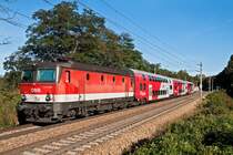 1144 285 ist mit dem R 2030 am 29.09.2011 von Wien nach St. P�lten unterwegs. Die Aufnahme entstand kurz nach dem Aufenthalt in Unter Oberndorf.