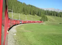 Ein etwas anderes Bild der kleinen Roten: RE 1044 zwischen Davos Wolfgang und Davos Laret. Bild ist vom hintersten Wagen (ein erst k�rzlich umgebauter Velowagen), aus dem letzten Fenster gemacht, 04.10.2011.