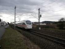 Eine ICE-T Doppeleinheit muss vor dem Ausfahrsignal vom Bahnhof K�ps einen Halt in kauf nehmen, da der n�chste Blockabschnitt noch besetzt ist. 02.04.2006.