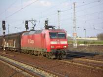 145 001-4 durch f�hrt mit einem G�terzug Berlin Sch�nefeld Flughafen am 26.4.05