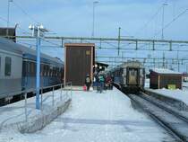 Bahnhof Boden am 16.03.2006, eben ist der Nachtzug G�teborg - Stockholm - Lulea (links) eingefahren, der Anschlu�zug Lulea - Kiruna - Narvik (rechts) steht schon am Bahnsteig, der Ansturm hat begonnen!