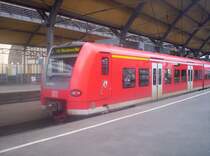Die Rhein-Niers-Bahn hat schon auf dem Weg von Aachen Hbf nach Duisburg ein ganz sch�nes St�ck hintersich gebracht und ist hier in Krefeld Hbf zu sehn. 01.04.2006