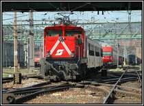 1063 033 zieht eine Wendezuggarnitur am 1.4.2006 in den Wiener Westbahnhof