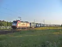 185 594-3 von Crossrail zieht einen Containerzug  am 04.10.2011 bei Wagh�usel in Richtung Mannheim
