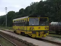 810 205-5 (Viamont) mit Os 15708 Trutnov Hlavn� N�dra��-Svoboda nad �pou auf Bahnhof Trutnov Hlavn� N�dra�� am 1-8-2011.